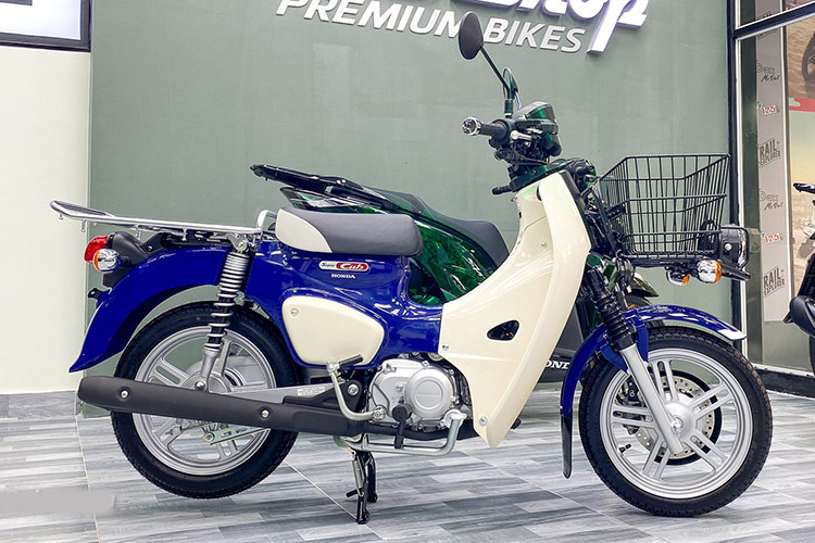 So với các dòng Super Cub khác, mẫu xe máy Honda Super Cub 110 Pro được sản xuất để phục vụ nhu cầu chở hàng. Do đó, xe chỉ có 1 chỗ ngồi và được trang bị thêm giỏ hàng ở phía trước cùng baga bản rộng để chở đồ phía sau.
