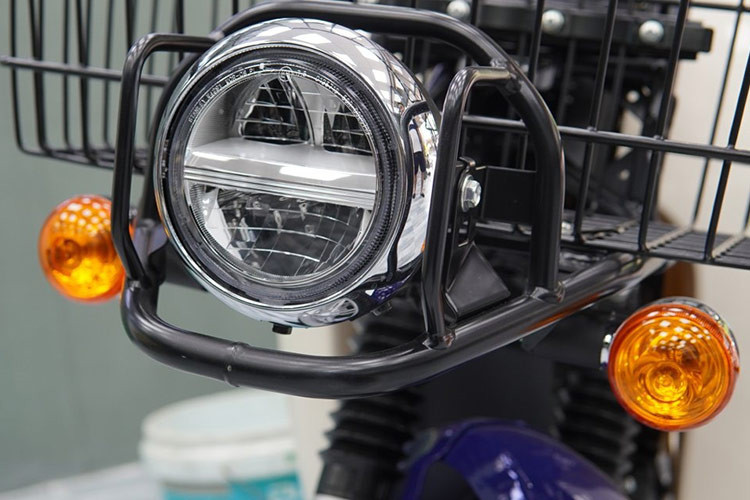 Về kích thước, Honda Super Cub 110 Pro sở hữu chiều dài x rộng x cao lần lượt là 1.860 x 730 x 1.065 mm, chiều dài cơ sở 1.225 mm, khoảng sáng gầm xe 130 mm, chiều cao yên xe 740 mm, trọng lượng 111 kg và dung tích bình xăng 4,1 lít.