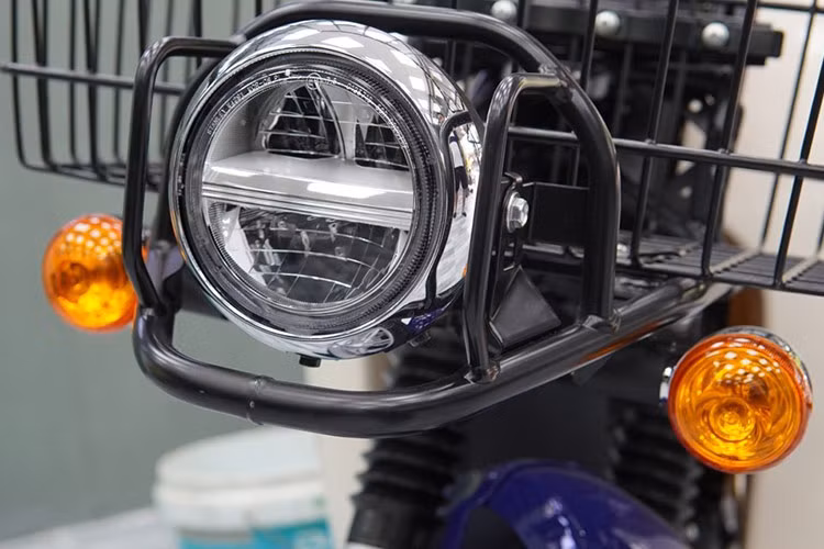 Về kích thước, Honda Super Cub 110 Pro sở hữu chiều dài x rộng x cao lần lượt là 1.860 x 730 x 1.065 mm, chiều dài cơ sở 1.225 mm, khoảng sáng gầm xe 130 mm, chiều cao yên xe 740 mm, trọng lượng 111 kg và dung tích bình xăng 4,1 lít.