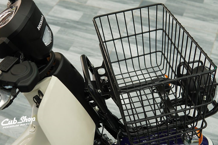 Về thiết kế, do đầu xe có giỏ hàng lớn nên đèn pha LED của Super Cub 110 Pro được đặt ở phía trước giỏ thay vì trên tay lái như các mẫu xe số thông thường. Đèn xi-nhan và đèn hậu sử dụng bóng halogen.