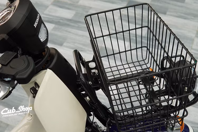 Về thiết kế, do đầu xe có giỏ hàng lớn nên đèn pha LED của Super Cub 110 Pro được đặt ở phía trước giỏ thay vì trên tay lái như các mẫu xe số thông thường. Đèn xi-nhan và đèn hậu sử dụng bóng halogen.