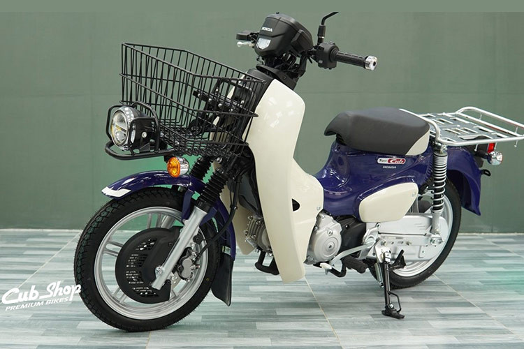 Mức giá xe Honda Super Cub 110 Pro 2024 nhập Nhật về Việt Nam được một số đơn vị nhập khẩu tư nhân bán tới 128 triệu đồng đã bao gồm thuế VAT. Như vậy giá của phiên bản Pro đang cao hơn đáng kể so với bản tiêu chuẩn nhập Thái vừa về nước trong tháng 5/2024 (khoảng 80 triệu đồng).