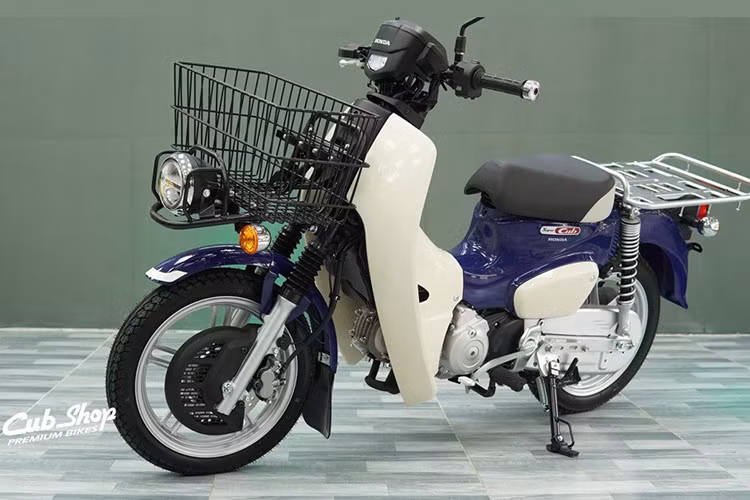 Mức giá xe Honda Super Cub 110 Pro 2024 nhập Nhật về Việt Nam được một số đơn vị nhập khẩu tư nhân bán tới 128 triệu đồng đã bao gồm thuế VAT. Như vậy giá của phiên bản Pro đang cao hơn đáng kể so với bản tiêu chuẩn nhập Thái vừa về nước trong tháng 5/2024 (khoảng 80 triệu đồng).