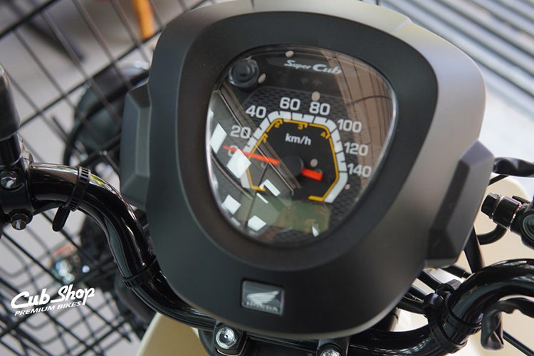 Ngoài ra, xe có các trang bị giống bản thường như đồng hồ analog tích hợp màn hình LCD, hộp số 4 cấp, hệ thống khởi động điện, chìa khóa cơ, mở nắp bình xăng bằng chìa khóa, phanh tang trống phía sau...