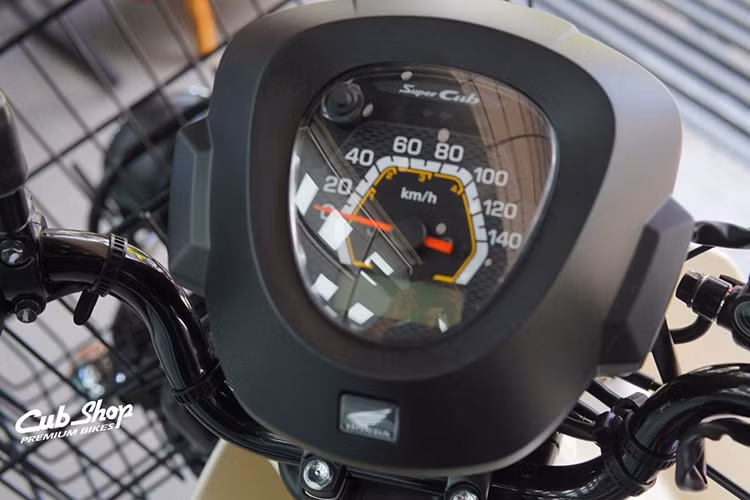 Ngoài ra, xe có các trang bị giống bản thường như đồng hồ analog tích hợp màn hình LCD, hộp số 4 cấp, hệ thống khởi động điện, chìa khóa cơ, mở nắp bình xăng bằng chìa khóa, phanh tang trống phía sau...