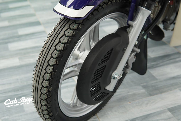 Bên cạnh đó là hệ thống phanh đĩa chống bó cứng ABS được trang bị ở bánh trước, đĩa phanh được bảo vệ bằng ốp để ngăn ngừa bụi bẩn. Ngoài ra, xe còn có khóa phanh sau đặt ngay trên cùm phanh bên tay phải. 