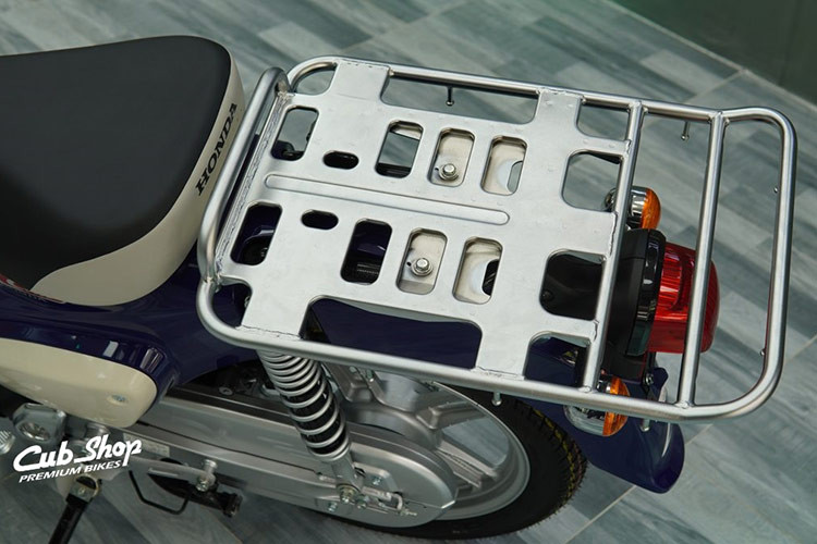 Để tăng khả năng chịu tải khi chở hàng, Honda Super Cub 110 Pro được trang bị vành 14 inch nhỏ hơn so với loại 17 inch trên bản tiêu chuẩn. Ngược lại, xe có lốp lớn hơn, phía trước là 70/100, phía sau 80/100, trong khi bản tiêu chuẩn là 70/90 và 80/90.