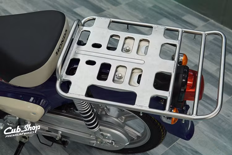 Để tăng khả năng chịu tải khi chở hàng, Honda Super Cub 110 Pro được trang bị vành 14 inch nhỏ hơn so với loại 17 inch trên bản tiêu chuẩn. Ngược lại, xe có lốp lớn hơn, phía trước là 70/100, phía sau 80/100, trong khi bản tiêu chuẩn là 70/90 và 80/90.