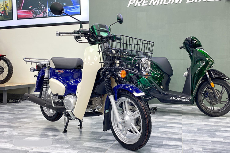 Mới đây, lô xe Honda Super Cub 110 Pro 2024 nhập khẩu Nhật Bản đầu tiên đã có mặt tại Việt Nam thông qua một cửa hàng xe máy tư nhân tại TP. HCM. Theo tìm hiểu, những chiếc xe đầu tiên sắp đến tay khách hàng và đang trong quá trình hoàn tất đăng kiểm thủ tục đăng ký.