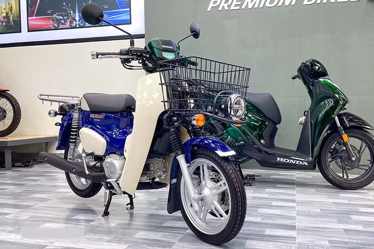 Mới đây, lô xe Honda Super Cub 110 Pro 2024 nhập khẩu Nhật Bản đầu tiên đã có mặt tại Việt Nam thông qua một cửa hàng xe máy tư nhân tại TP. HCM. Theo tìm hiểu, những chiếc xe đầu tiên sắp đến tay khách hàng và đang trong quá trình hoàn tất đăng kiểm thủ tục đăng ký.