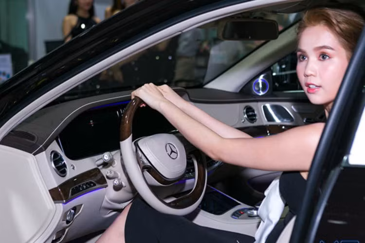 Mercedes-Maybach S500 của Ngọc Trinh sở hữu chiều dài tổng thể 5.453 mm, nhỉnh hơn 200 mm so với S-Class tiêu chuẩn. Ngoài ra, Mercedes-Maybach S500 có sự khác biệt ở lưới tản nhiệt 3 thanh ngang mạ crôm sáng loáng và đèn pha LED. La-zăng 20 inch đa chấu hay logo hai chữ M lồng vào nhau được trang trí ở bên sườn xe, gần cửa kính sau cũng là đặc điểm nhận dạng dòng xe siêu sang nhà Mercedes-Benz.