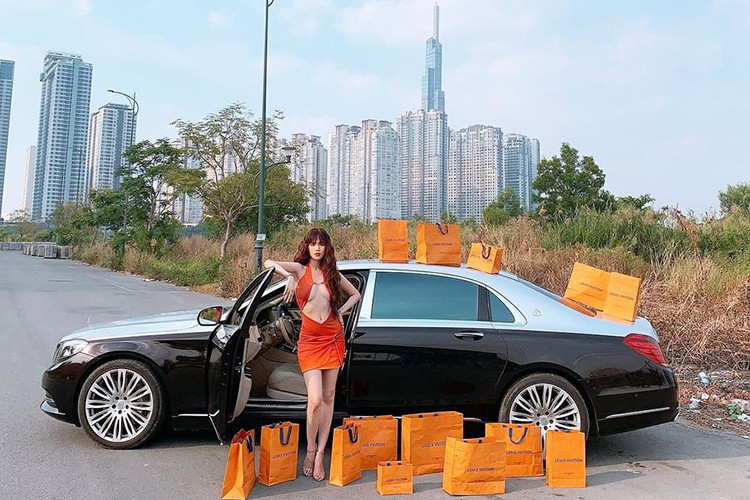 Năm 2017, Ngọc Trinh đã gây chú ý cho giới truyền thông khi chi ra hơn 11 tỷ đồng để sở hữu chiếc xe siêu sang Mercedes-Maybach S500, dù không đẳng cấp bằng Mercedes-Maybach S600 của bà Nguyễn Phương Hằng hay Mercedes-Maybach S600 Pullman của đại gia Trịnh Văn Quyết, nhưng với 1 người nổi tiếng là mẫu ảnh và hot girl như Ngọc Trinh tậu xe Mercedes-Maybach S500 đã là 1 điều quá xa xỉ.