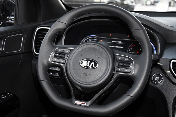 Đồng hồ kỹ thuật số và màn hình thông tin giải trí nằm độc lập trên mặt táp-lô được thiết kế khá tinh tế. Bên dưới màn hình trung tâm là cửa gió điều hòa và một số nút bấm cơ học, chìa khoá khởi động bằng nút bấm.