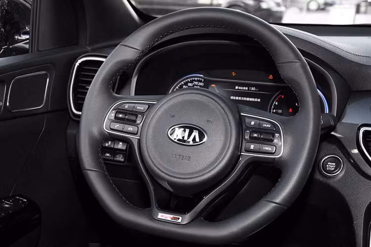 Đồng hồ kỹ thuật số và màn hình thông tin giải trí nằm độc lập trên mặt táp-lô được thiết kế khá tinh tế. Bên dưới màn hình trung tâm là cửa gió điều hòa và một số nút bấm cơ học, chìa khoá khởi động bằng nút bấm.