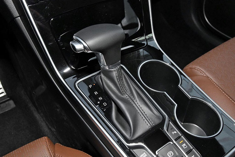 Đúng như dự đoán, Kia KX5 2019 tại Trung Quốc vẫn dùng 2 động cơ cũ. Thứ nhất là máy 4 xi-lanh, tăng áp, dung tích 1,6 lít, sản sinh công suất tối đa 177 mã lực, đồng hành cùng hộp số tự động ly hợp kép 7 cấp và hệ dẫn động 1 cầu hoặc 2 cầu.