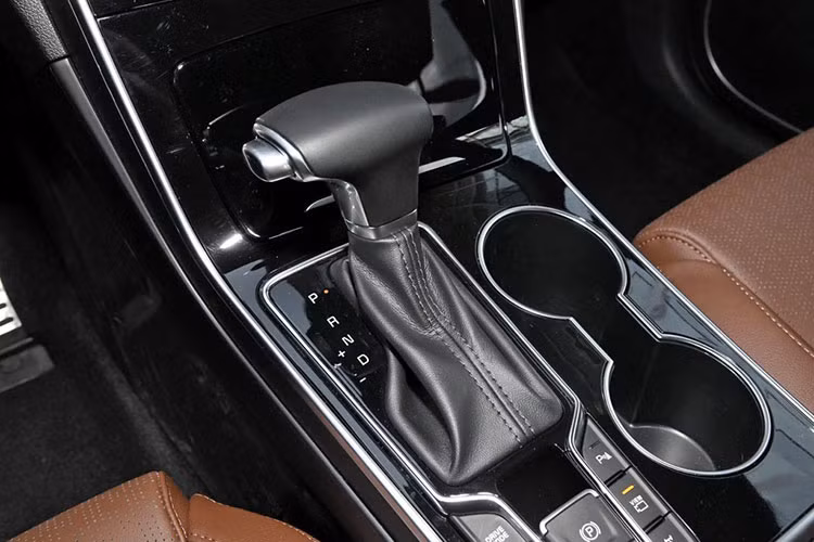 Đúng như dự đoán, Kia KX5 2019 tại Trung Quốc vẫn dùng 2 động cơ cũ. Thứ nhất là máy 4 xi-lanh, tăng áp, dung tích 1,6 lít, sản sinh công suất tối đa 177 mã lực, đồng hành cùng hộp số tự động ly hợp kép 7 cấp và hệ dẫn động 1 cầu hoặc 2 cầu.