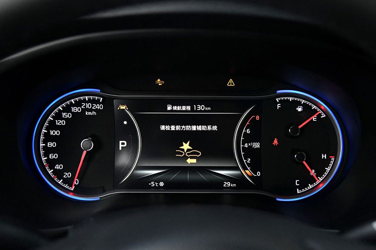 Các trang bị nổi bật của mẫu xe crossover Kia KX5 2019 tại Trung Quốc bao gồm đèn pha LED, dải đèn LED định vị ban ngày... vô lăng/cần số/ghế bọc da, mở cửa không cần chìa khóa, cảm biến đỗ xe, camera lùi và hệ thống cảm biến áp suất lốp.