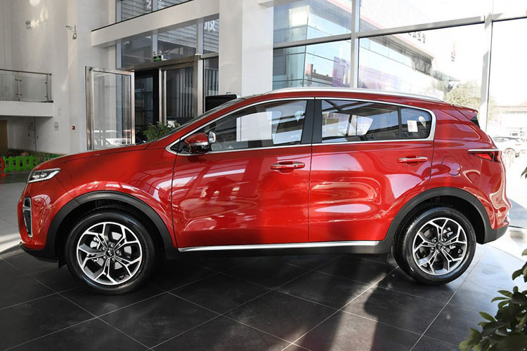 KX5 2019 trên thực tế chính là phiên bản dành riêng cho thị trường Trung Quốc của mẫu crossover cỡ C quen thuộc Kia Sportage tại Việt Nam. Do đó, so với Sportage mới, Kia KX5 2019 sở hữu một số nét thiết kế riêng nhằm phù hợp với thị hiếu của người tiêu dùng Trung Quốc. Thậm chí, Kia KX5 còn trông giống phiên bản cũ của Sportage hơn là mới. 