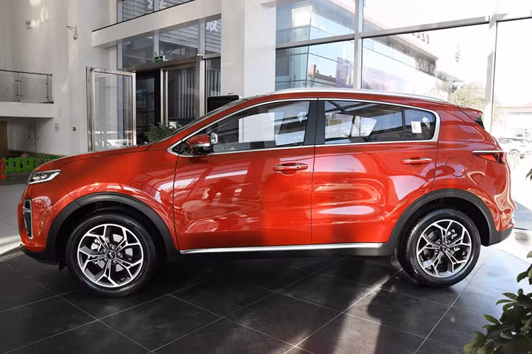 KX5 2019 trên thực tế chính là phiên bản dành riêng cho thị trường Trung Quốc của mẫu crossover cỡ C quen thuộc Kia Sportage tại Việt Nam. Do đó, so với Sportage mới, Kia KX5 2019 sở hữu một số nét thiết kế riêng nhằm phù hợp với thị hiếu của người tiêu dùng Trung Quốc. Thậm chí, Kia KX5 còn trông giống phiên bản cũ của Sportage hơn là mới. 