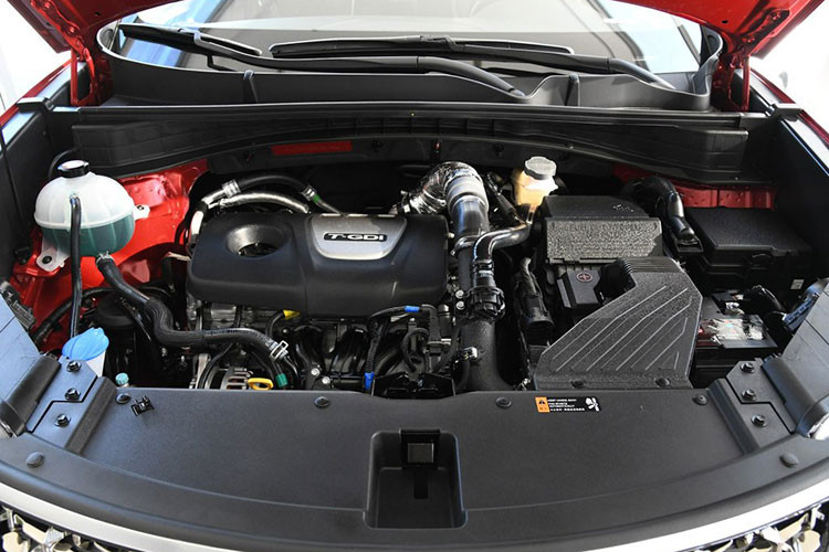 Trong khi đó, động cơ xăng 4 xi-lanh, hút khí tự nhiên, dung tích 2.0 lít có công suất tối đa 165 mã lực lại kết hợp với hộp số sàn 6 cấp. Theo đó, Kia KX5 2019 có tổng cộng 6 bản trang bị với giá bán dao động từ 154.800 - 181.800 Nhân dân tệ (khoảng 540 - 629 triệu đồng).