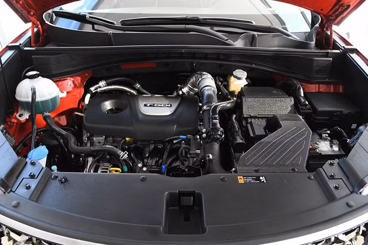 Trong khi đó, động cơ xăng 4 xi-lanh, hút khí tự nhiên, dung tích 2.0 lít có công suất tối đa 165 mã lực lại kết hợp với hộp số sàn 6 cấp. Theo đó, Kia KX5 2019 có tổng cộng 6 bản trang bị với giá bán dao động từ 154.800 - 181.800 Nhân dân tệ (khoảng 540 - 629 triệu đồng).