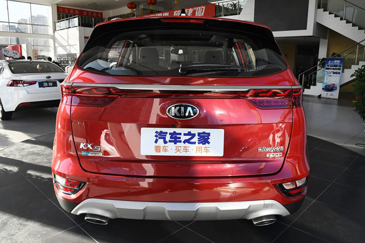 Vòng ra phía sau, chúng ta sẽ bắt gặp cụm đèn hậu LED nồi liền thành một dải trên cửa cốp. Nằm sát và kéo dài theo cụm đèn hậu là một thanh mạ crôm dày dặn hơn trước. Bên trong cụm đèn hậu là những họa tiết hình chữ "X" lạ mắt.