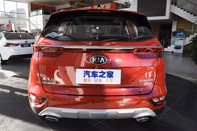 Vòng ra phía sau, chúng ta sẽ bắt gặp cụm đèn hậu LED nồi liền thành một dải trên cửa cốp. Nằm sát và kéo dài theo cụm đèn hậu là một thanh mạ crôm dày dặn hơn trước. Bên trong cụm đèn hậu là những họa tiết hình chữ "X" lạ mắt.