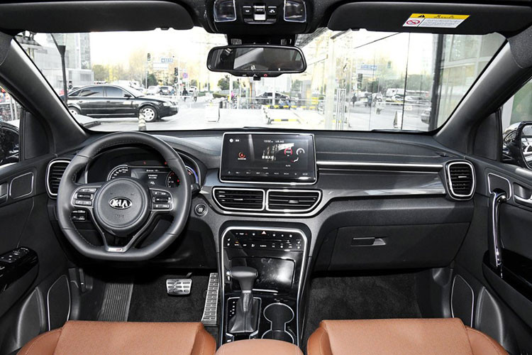 Bên trong KX5 2019 dành riêng cho Trung Quốc là không gian nội thất với thiết kế công nghệ cao hơn nhằm chiều lòng khách hàng ở thị trường tỷ dân. Ngoài ra, ẫu xe này được trang bị vô lăng đa chức năng 3 chấu...