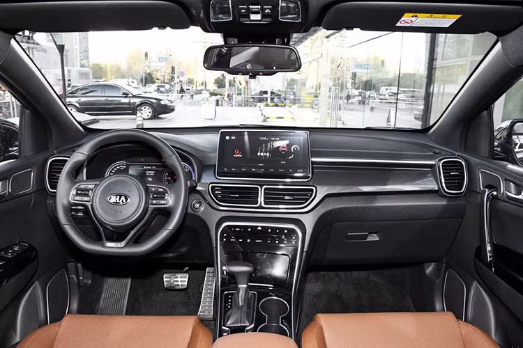 Bên trong KX5 2019 dành riêng cho Trung Quốc là không gian nội thất với thiết kế công nghệ cao hơn nhằm chiều lòng khách hàng ở thị trường tỷ dân. Ngoài ra, ẫu xe này được trang bị vô lăng đa chức năng 3 chấu...