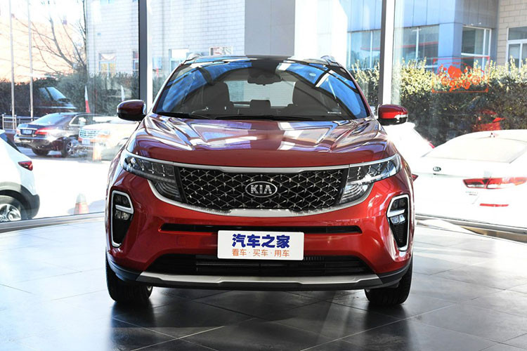 Trên đầu của Kia KX5 2019 xuất hiện cụm đèn pha có thiết kế mượt mà và nối liền với lưới tản nhiệt "miệng hùm" đặc trưng chứ không tách riêng như Sportage 2019. Nằm giữa lưới tản nhiệt của KX5 2019 là logo của hãng Kia trong khi chi tiết này ở Sportage 2019 lại nằm phía trên.