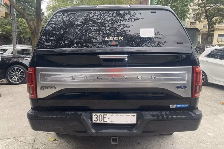 Cũng như phần đèn hậu, cụm đèn pha trước sở hữu công nghệ LED hiện đại. Kính chiếu hậu chia tách làm 2 cũng có kích thước lớn, có thể thu gọn bằng nút bấm. Bên cạnh đó, gương chiếu hậu của xe tích hợp đèn xi-nhan và hệ thống sưởi. Bộ la-zăng 22 inch và một phần cản va trước/sau được mạ crome sáng bóng đậm chất cơ bắp.