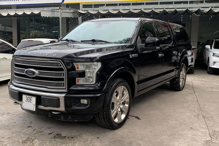 Ford F-150 là một trong những dòng xe bán tải được ưa chuộng nhất tại Mỹ. Phiên bản giới hạn cao cấp nhất của dòng xe bán tải này mới được nhập khẩu về Việt Nam không nhiều, chủ yếu được những người mê xe đặt về phục vụ công việc và đam mê. Mới đây, một người dùng ở Hà Nội đã chào bán chiếc Ford F150 Limited đời 2016, đây được xem là chiếc siêu bán tải hiếm hoi xuất hiện trên sàn xe cũ.