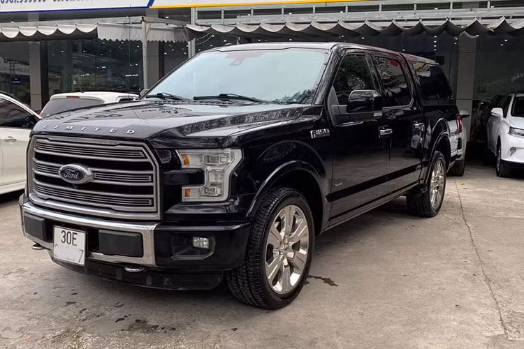 Ford F-150 là một trong những dòng xe bán tải được ưa chuộng nhất tại Mỹ. Phiên bản giới hạn cao cấp nhất của dòng xe bán tải này mới được nhập khẩu về Việt Nam không nhiều, chủ yếu được những người mê xe đặt về phục vụ công việc và đam mê. Mới đây, một người dùng ở Hà Nội đã chào bán chiếc Ford F150 Limited đời 2016, đây được xem là chiếc siêu bán tải hiếm hoi xuất hiện trên sàn xe cũ.