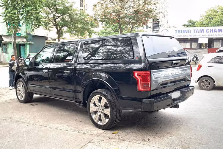 Chiếc xe trong bài viết này được chào hàng một chủ, lăn bánh chưa nhiều và các chi tiết nội ngoại thất còn khá đẹp mắt dù đã có tuổi đời 5 năm. Là phiên bản đặc biệt, cao cấp được sản xuất tại thị trường Mỹ, siêu bán tải Ford F-150 Limited 2016 sở hữu chiều dài 5.890 mm, rộng 2.029 mm. Trục cơ sở xe dài 3.683 mm. Thân hình đồ sộ của F-150 Platinum 2015 có trọng lượng lên đến khoảng 2,2 tấn.