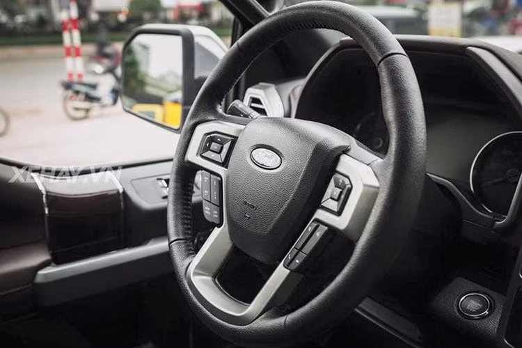 Được xếp cao hơn 2 bản trang bị Platinum và King Ranch trong “gia phả” dòng xe bán tải đình đám Ford, F-150 Limited sở hữu tất cả những tính năng đáng mơ ước cho đến tận thời điểm hiện tại như; hệ thống hỗ trợ dẫn đường, hỗ trợ lùi xe nhờ hệ thống camera 360. 4 camera đặt ở phía trước, điều hòa 2 vùng tự động...