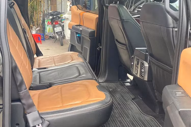 Xe trang bị cửa sổ trời, với 2 lớp che khoang cabin. Hàng ghế phía sau rộng rãi cho 3 người ngồi. Vị trí để chân thoải mái. Toàn bộ nội thất của F-150 Platinum bọc da cao cấp cùng dòng chữ Limited trên tựa ghế. Các trang bị an toàn trên xe cũng được đánh giá là khá đầy đủ...