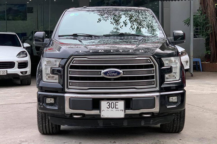 F-150 Limited bản 2016 có thiết kế đầu xe đầy khỏe khoắn, nam tính. Tuy nhiên, mẫu xe này không vì vậy thô kệch khi được kết hợp cùng các chi tiết chrome ở lưới tản nhiệt và cản trước. Phần thùng phía đuôi xe, ngoài việc được trang bị nắp đậy còn sở hữu bậc lên xuống tích hợp bên trong thành sau, cụm đèn hậu của xe tích hợp radar phát hiện điểm mù - bóng đèn sử dụng công nghệ LED.