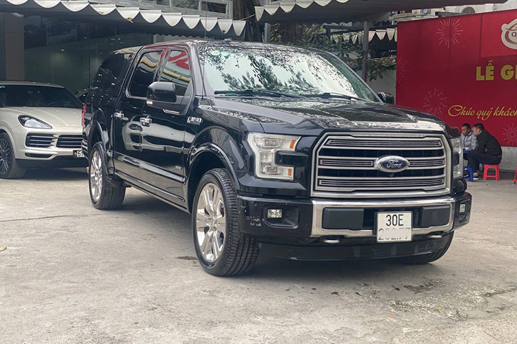 Giá xe Ford F-150 Limited 2016 khi mới được đại lý tư nhân nhập khẩu trực tiếp về Việt Nam có mức giá khoảng 150.000 USD (khoảng 3,5 tỷ đồng), phiên bản mới nhất đang bán ra khoảng hơn 4 tỷ. Chiếc xe trong bài viết này hiện đang được chủ nhân chào bán 2,98 tỷ đồng sau 5 năm sử dụng.