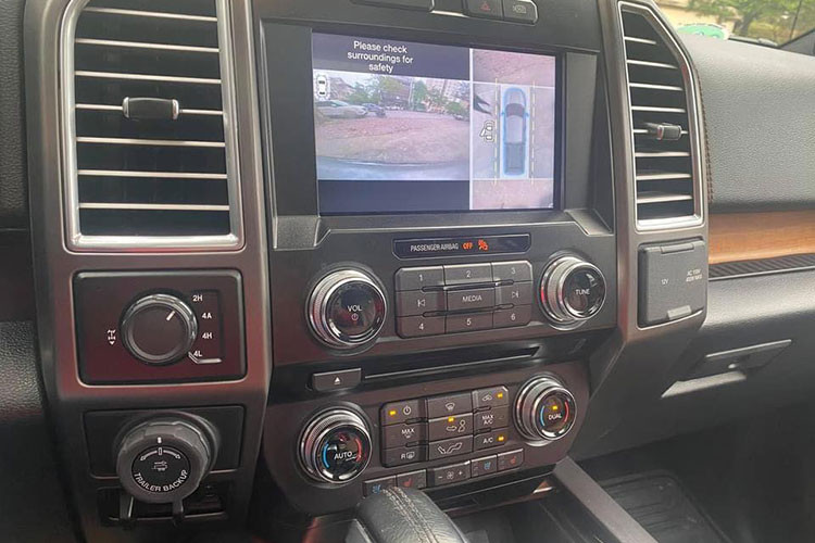 Đặc biệt, trên phiên bản F-150 Limited 2016 này nó được hãng xe Ford cung cấp tấm bảng được khắc số VIN và thứ tự xuất xưởng bằng laser trên vịn tay. Thêm vào đó là ghế trước có chức năng massage, ghế sau sưởi ấm và hệ thống thông tin giải trí SYNC 3 mới nhất.