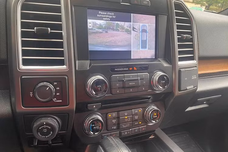 Đặc biệt, trên phiên bản F-150 Limited 2016 này nó được hãng xe Ford cung cấp tấm bảng được khắc số VIN và thứ tự xuất xưởng bằng laser trên vịn tay. Thêm vào đó là ghế trước có chức năng massage, ghế sau sưởi ấm và hệ thống thông tin giải trí SYNC 3 mới nhất.