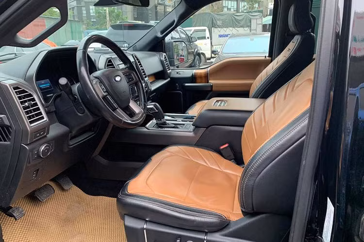 Bên trong nội thất của chiếc Ford F-150 Limited 2016 này được trang bị các chi tiết được ốp bằng gỗ bạch đàn thật, ghế bọc da Mojave sang trọng, mặt cụm đồng hồ độc đáo và khâu chỉ thời trang trên bảng táp-lô.