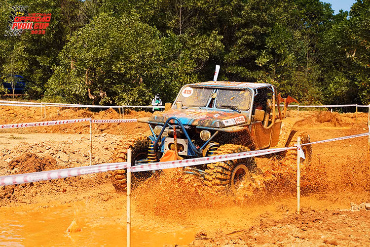 Đường thi này trong buổi sáng đã gây nhiều bất ngờ cho các đội Mở rộng. Tuy không phải là thử thách bất khả thi nhưng sự chênh lệch thành tích ở đường này đã khiến nhiều đội ứng cử viên đang tạm xếp ở thứ hạng không cao. Như mọi năm, các bài thi ở đường Đua bò luôn tạo ra những hình ảnh rất đẹp cho với những màn rẽ bùn đỏ đặc trưng của vùng đất Sơn Tây.