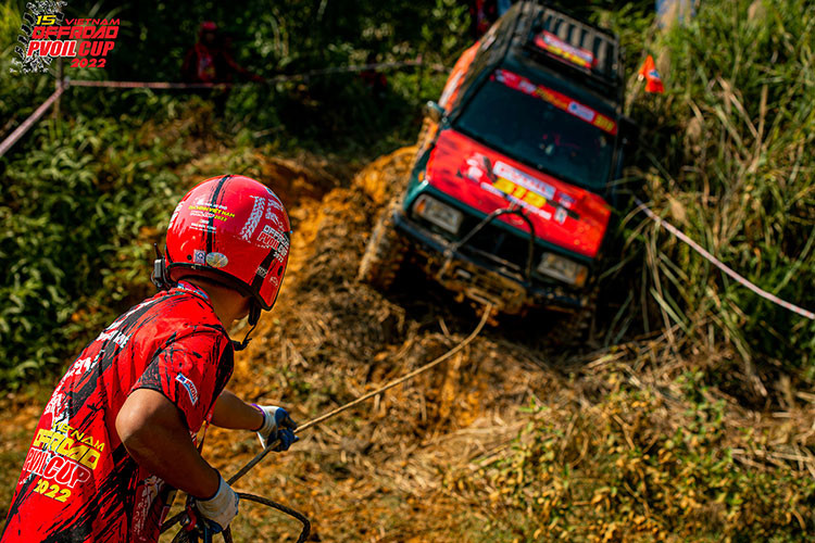 Hình ảnh các Chã (lái phụ) thoăn thoắt leo lên xuống vách dốc 70 độ gây ấn tượng mạnh với khán giả. Đua xe không chỉ là môn thể thao tiêu tốn adrenalin mà còn là bộ môn tra tấn thể lực rất cao. Đặc biệt khi các đội đua hạng Nâng cao, Mở rộng sẽ trải qua ba ngày thi đấu liên tục, trong đó có cả những bài thi đêm.