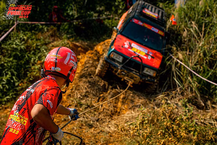 Hình ảnh các Chã (lái phụ) thoăn thoắt leo lên xuống vách dốc 70 độ gây ấn tượng mạnh với khán giả. Đua xe không chỉ là môn thể thao tiêu tốn adrenalin mà còn là bộ môn tra tấn thể lực rất cao. Đặc biệt khi các đội đua hạng Nâng cao, Mở rộng sẽ trải qua ba ngày thi đấu liên tục, trong đó có cả những bài thi đêm.