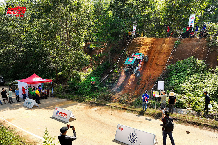 Các xe sau khi xuất phát, vượt qua đầm lầy đến cuối bài và vòng ngược trở lại. Nghe tuy đơn giản, nhưng đầm lầy là một thách đố đối với tất cả các đội đua. Ở bài này, đầm lầy mang đến quá nhiều thử thách bất ngờ cho các đội, cùng với đó là những màn thủy chiến vô cùng hấp dẫn. Đây là thử thách rất mới ở VOC hằng năm và được các vận động viên đón nhận hào hứng.