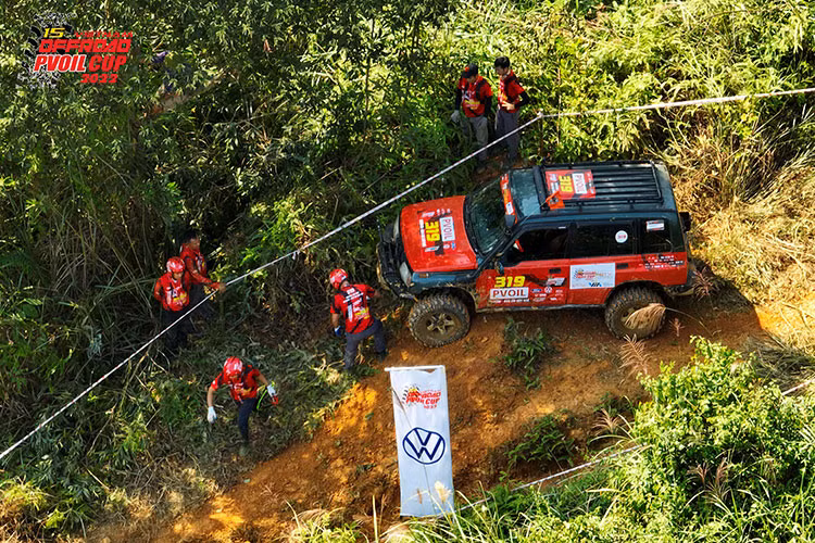 Xe thi đấu vượt dốc bằng tời, sau đó di chuyển xuyên một cánh rừng và vượt qua một số địa hình hiểm trở trước khi quay trở lại đỉnh đồi. Từ vị trí này, một trong số hai tay đua sẽ phải tụt thật nhanh xuống dốc để bấm giờ. Đội đua không cần phải đưa xe về vị trí xuất phát.