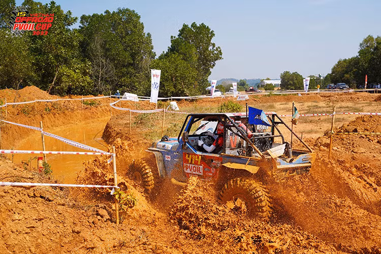 Đường Đua bò là bài thi quen thuộc nhất trong suốt 15 năm VOC, nhưng năm nay, đường này được di chuyển sang vị trí hoàn toàn mới, được tạo thành từ hai hình Elip tạo ra hình dạng như số 8. Bề mặt đường sẽ được hạ thấp xuống khoảng 50cm và đổ nước để tạo ra bề mặt lầy lội.