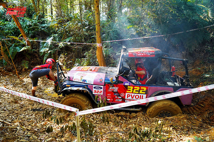 Đường 12 là một bài thi mới dành cho hạng Mở rộng. Ngay từ điểm xuất phát, các tay đua đã phải tời xe lên một vách đất cao chừng 10m, với độ dốc khoảng 70 độ. Để vượt qua bài này, Chã phải đu dây lên vách để tìm điểm neo tời.