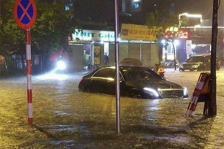 Khi xe ôtô bị ngập nước trong những cơn mưa lớn. Nó có thể phá hủy nhiều chi tiết trên xe, đặc biệt là động cơ, hệ thống điện và nội thất. Với những xe sedan, hatchback hay crossover đô thị thông thường nước ngập qua nửa bánh xe là lúc có thể gây hại xe. Trong trường hợp này, tài xế nên thực hiện những bước dưới đây để xác định thiệt hại và khắc phục.