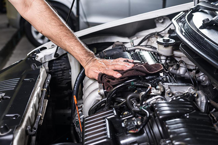 Nếu xe có thể khởi động được, kiểm tra tất cả các bộ phận dùng điện như đèn pha, đèn xi-nhan, điều hòa, âm thanh, khóa cửa, chỉnh điện cửa sổ, mở cốp điện, chỉnh ghế, gương thậm chí đèn nội thất. Nếu có bất cứ chi tiết nào không hoạt động trơn tru đều là dấu hiệu nước khiến hệ thống điện chập chờn.